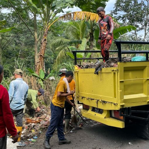 Hari kedua bersih bersih sampah desa citapen