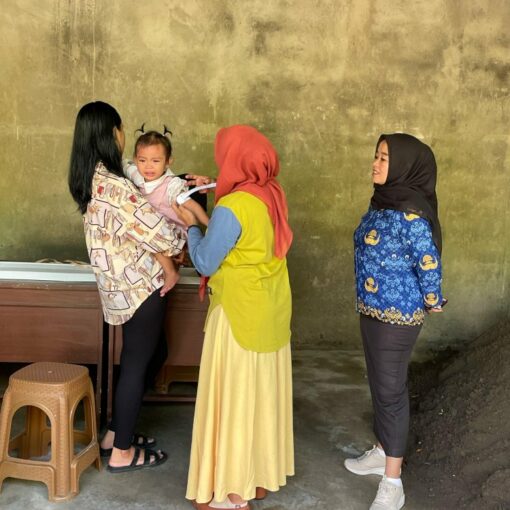 Kunjungan kades citapen ke posyandu (2)
