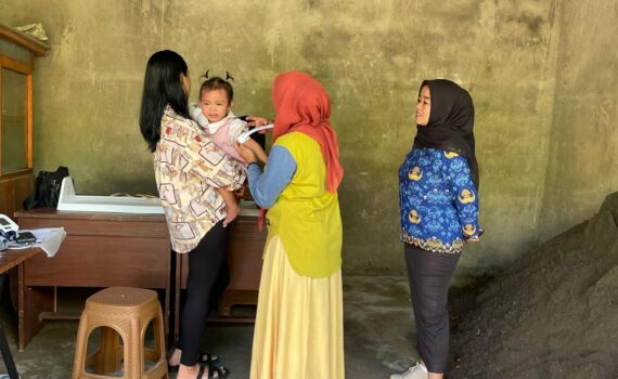 Kunjungan kades citapen ke posyandu (2)