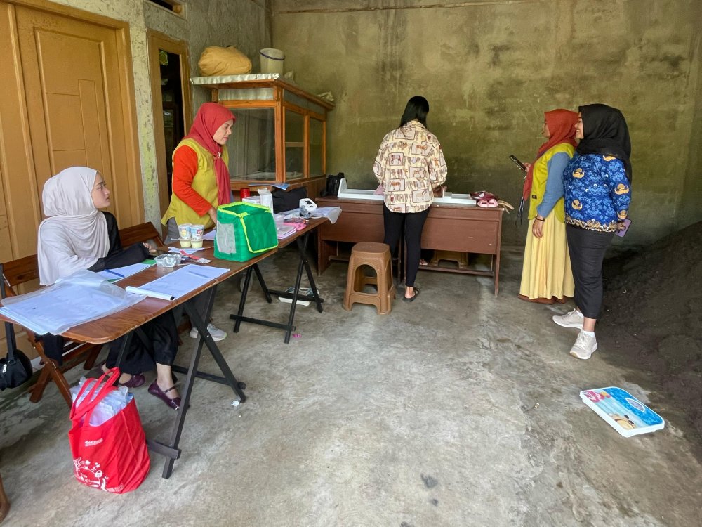 Kunjungan kades citapen ke posyandu (3)