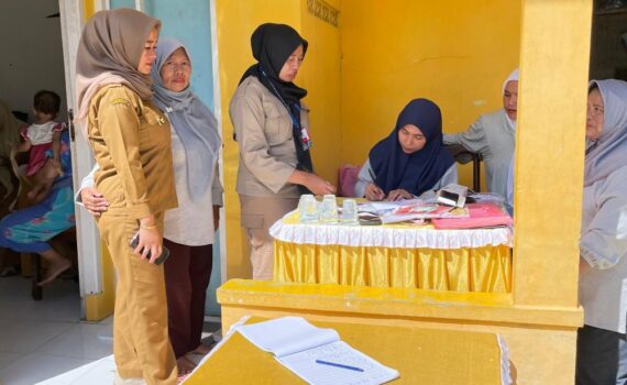 Kunjungan kades citapen ke posyandu