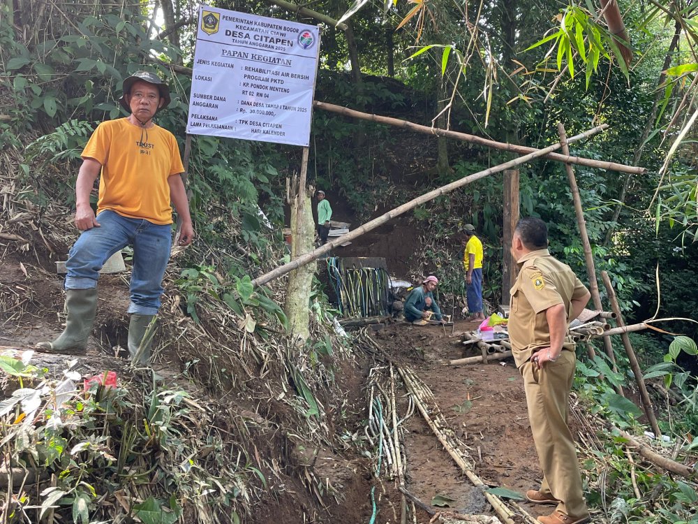 Meninjau lokasi rehabilitasi sarana air bersih desa citapen (1)