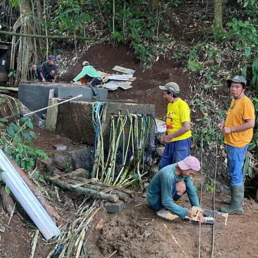 Meninjau lokasi rehabilitasi sarana air bersih desa citapen (2)