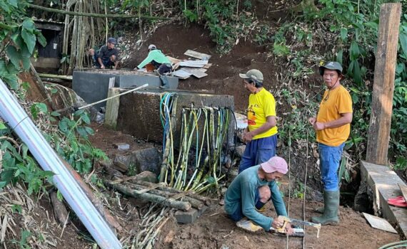 Meninjau lokasi rehabilitasi sarana air bersih desa citapen (2)