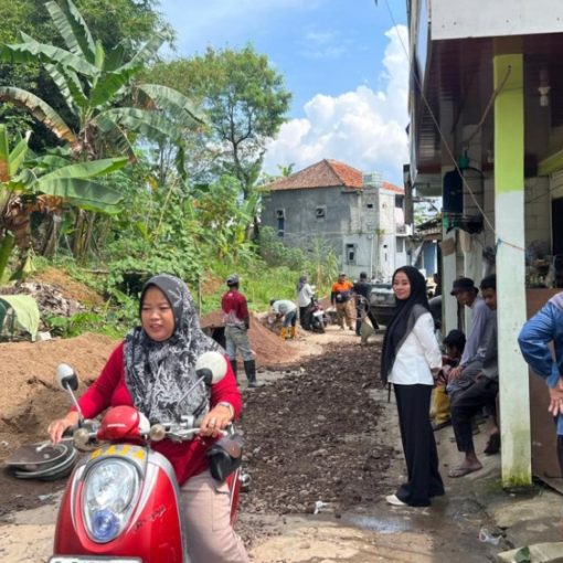 Kunjungan kepala desa ke lokasi pembangunan jalan rt. 01 rw. 07 (1)