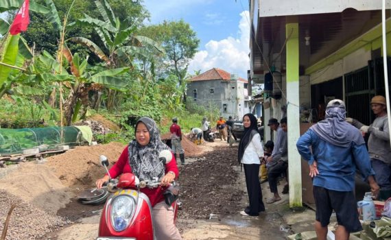 Kunjungan kepala desa ke lokasi pembangunan jalan rt. 01 rw. 07 (1)