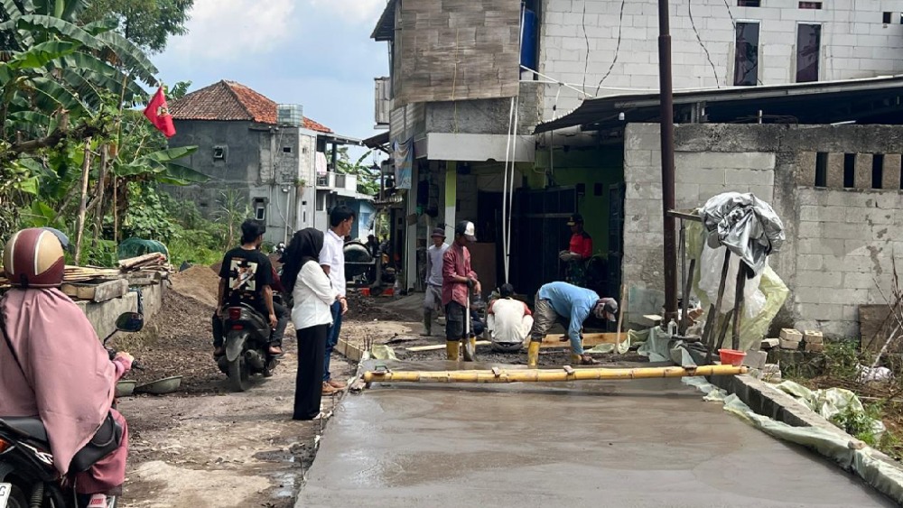 Kunjungan kepala desa ke lokasi pembangunan jalan rt. 01 rw. 07